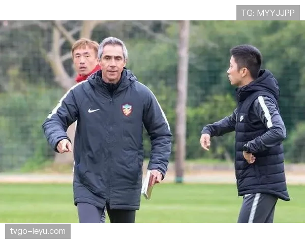 标准列日近期进攻套路解析：战术执行清晰，边路配合持续提升